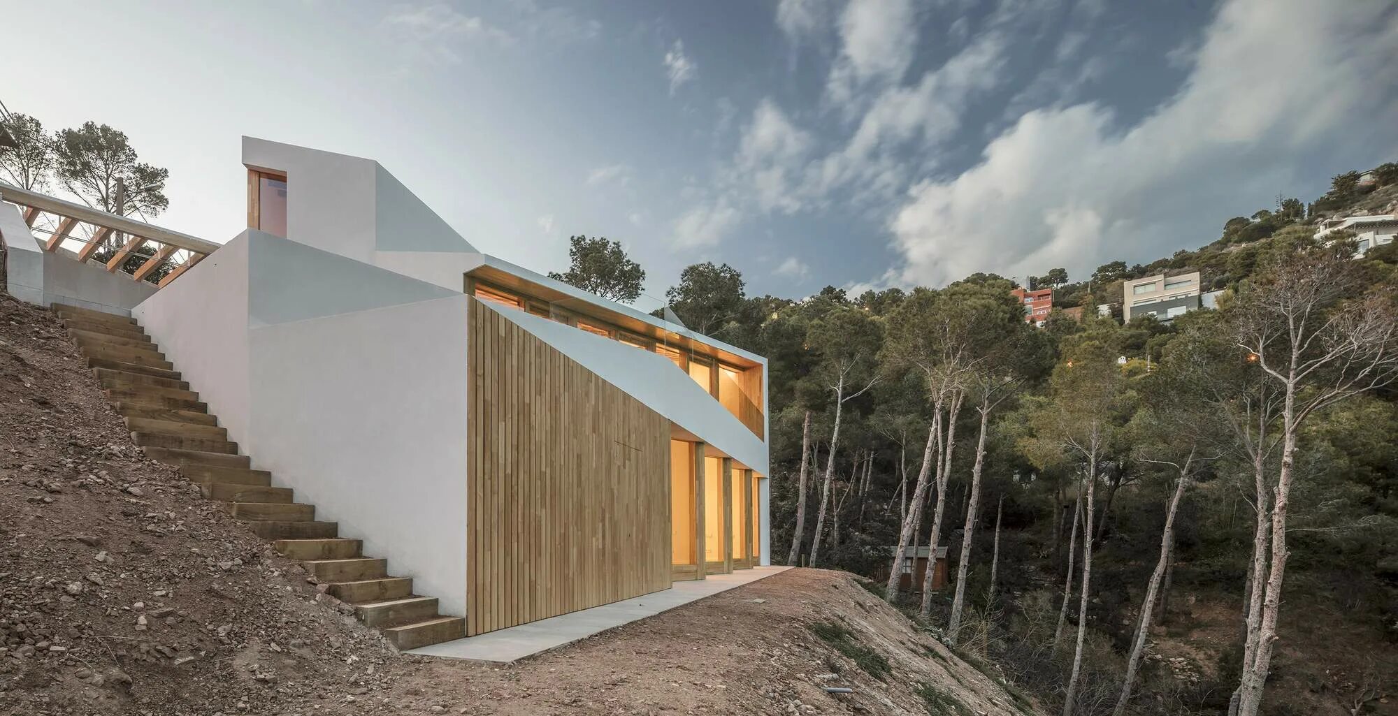 Отель на склоне горы иджеван. Дома на склоне. Необычные дороги. Дорога на крутом склоне. Подземный дом невилла швейцария.