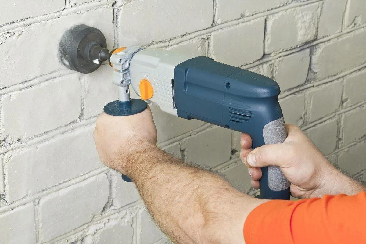 Пробить стену отверстие. Просверлить в бетонной стене отверстие 110 мм. Инструмент для проделывания отверстий 200 мм в кирпичной стене. Просверливание отверстий в стене. Сверление отверстий в кирпичной стене.