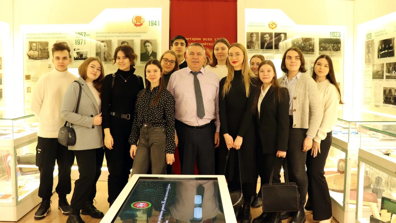 Музей юридического факультета. Путин и медведев спбгу. Музей юридического факультета. Экономический факультет сгу саратов. Музей юридического факультета.