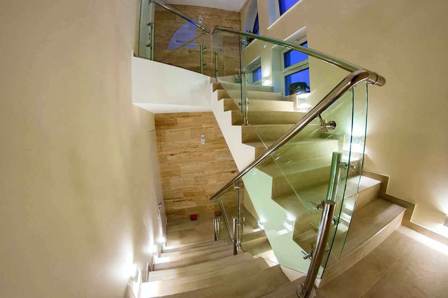 стеклянные перила в доме. ограждение лестницы из стекла. стеклянное ограждение лестницы. лестница со стеклом. лестница дом стекло.