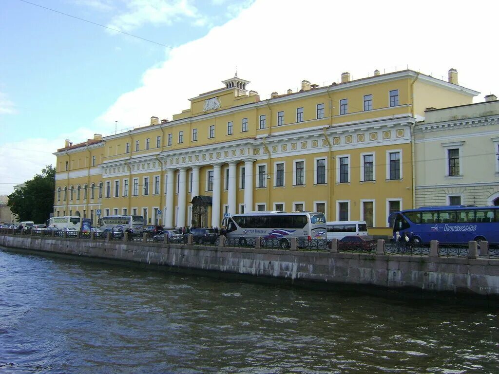 Дворцов е в