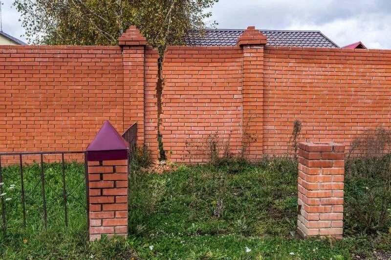 Какой кирпич для забора лучше. Забор из кирпича. столбы из кирпича для забора. забор из кирпичных столбов. забор с кирпичными колоннами.