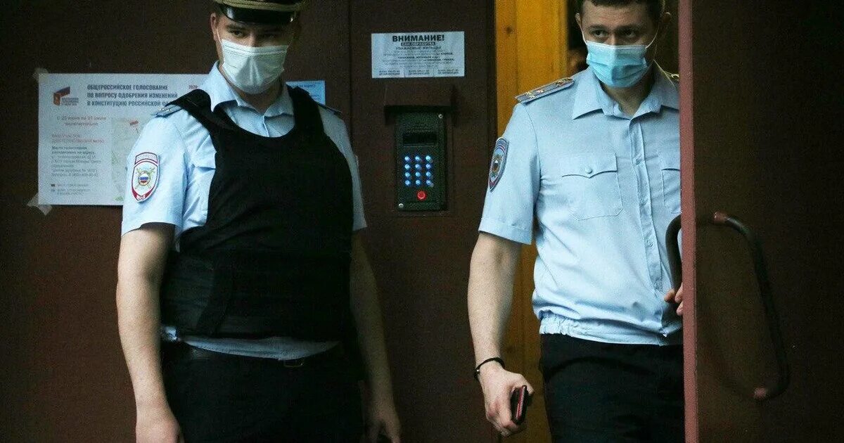 Убейте двух сотрудников