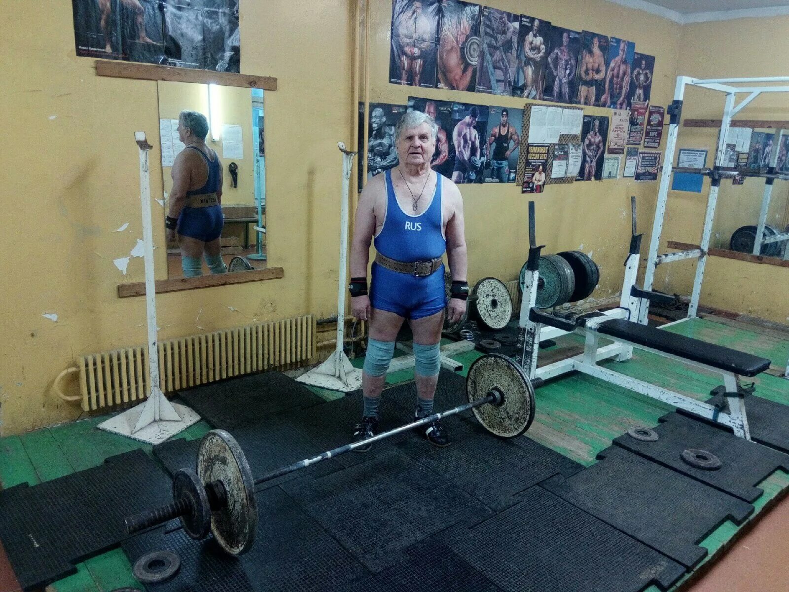 Атлет поднял штангу весом. Атлет поднял штангу весом. Тяжёлая атлетика штангисты. Поднятие штанги. Атлет поднял штангу весом.