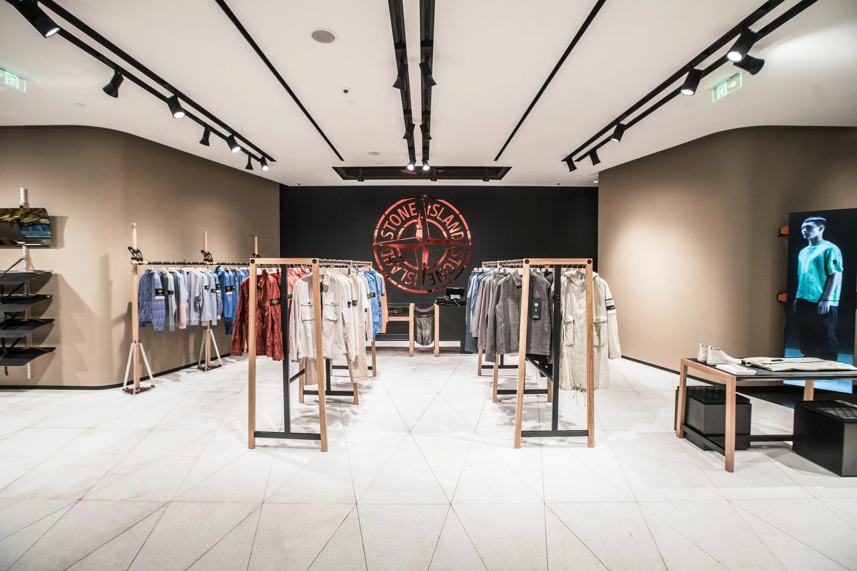 Stone island dubai. Бутика стон айленд. магазин stone island в стамбуле. магазин stone island в италии. бутик stone island в дубае.