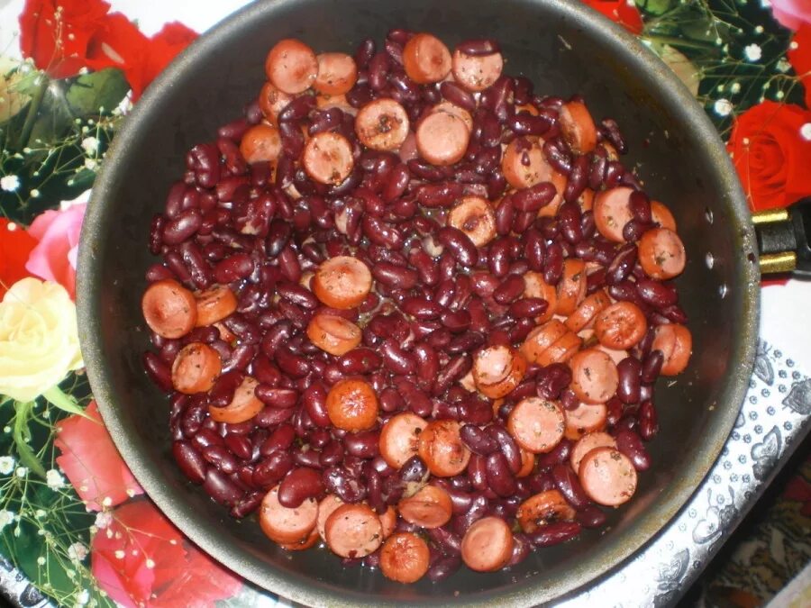 Картошка с фасолью в томатном. Сосиски с фасолью в томатном соусе. блюда из сосисок и фасоли. сардельки с фасолью. печеная фасоль с сосисками.