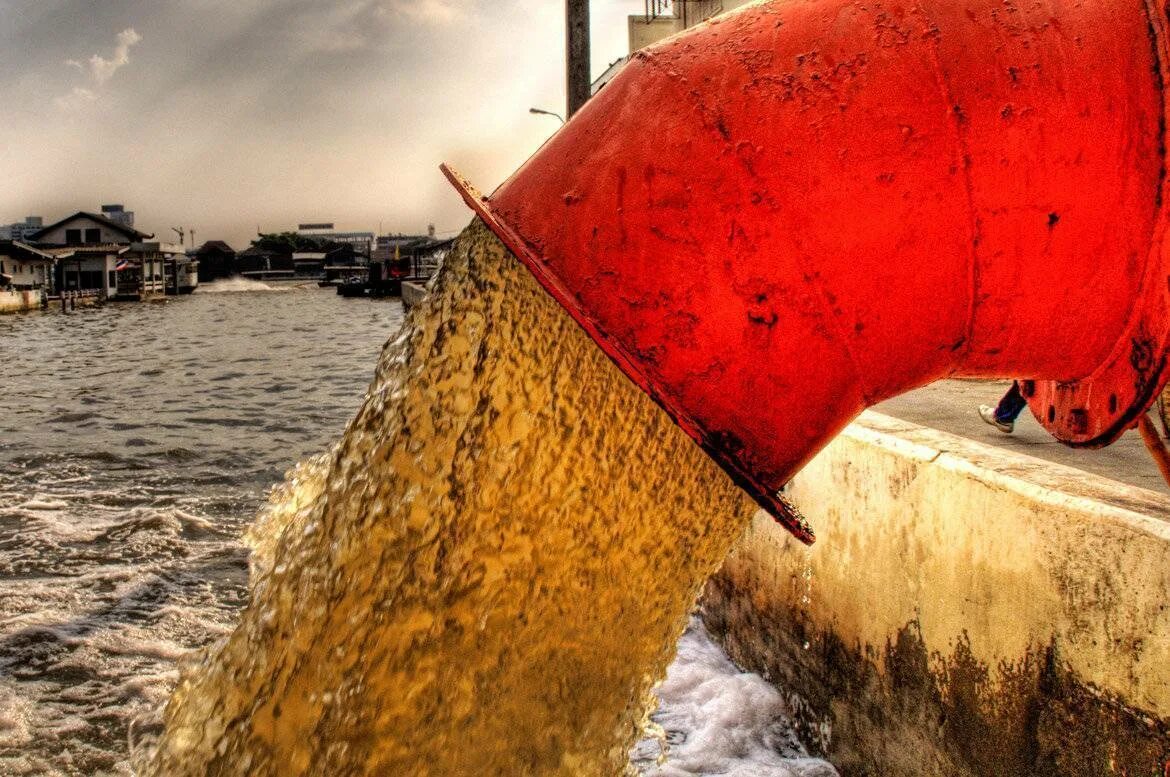 Загрязнение рек сточными водами. Загрязнение воды. Промышленные отходы в воде. Сточные воды. Промышленные сточные воды.