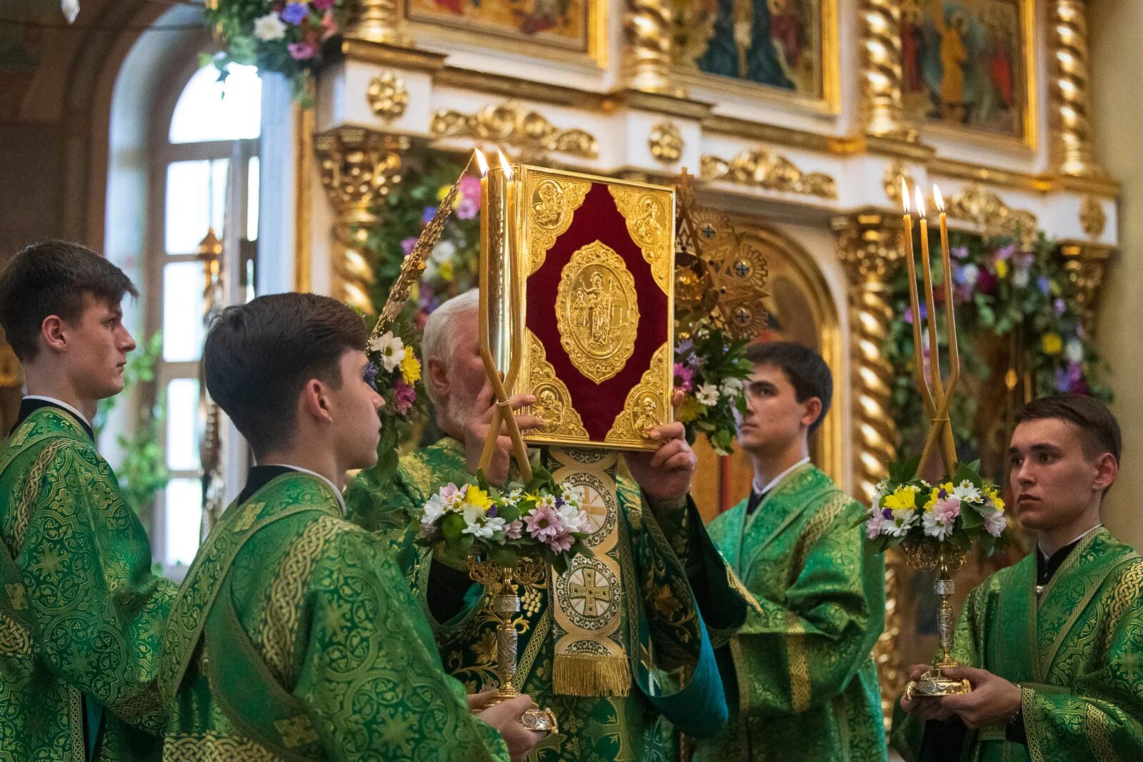 Всенощное бдение. День Святой Троицы. С Троицей картинки. Троицын день. Сколько длится всенощная