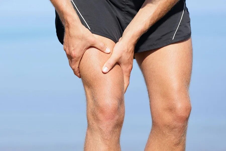 Растяжение задней поверхности бедра. Разрыв сухожилия икроножной мышцы. Ляшка у человека. Разрыв связок ахиллова сухожилия симптомы. Разрыв мышцы на ноге.