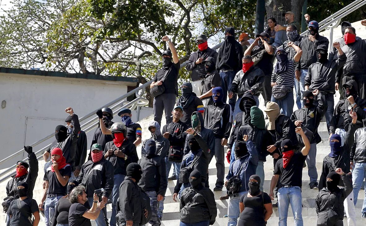 Народ в нападения. Венесуэла банды колективос. Венесуэла Каракас банды. Толпа Вооруженных людей. Толпа бандитов.