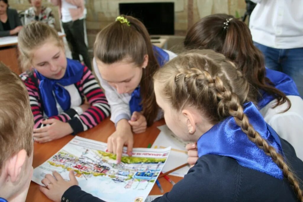 Класс с учениками. Учащаяся сош 1. Школа телефон 7+. Школьные организации. Класс с учениками.