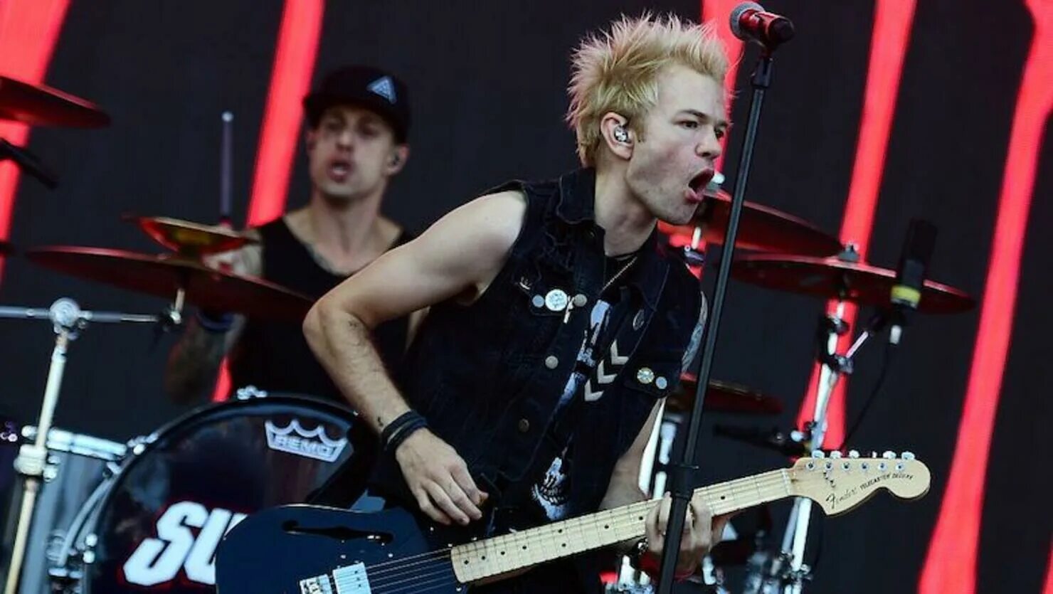 Sum туры. Sum 41 солист. дерик уибли. sum 41 фронтмен. дерик уибли 2025.