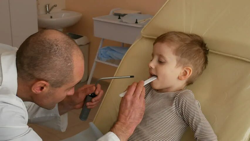 Как достать косточку из горла
