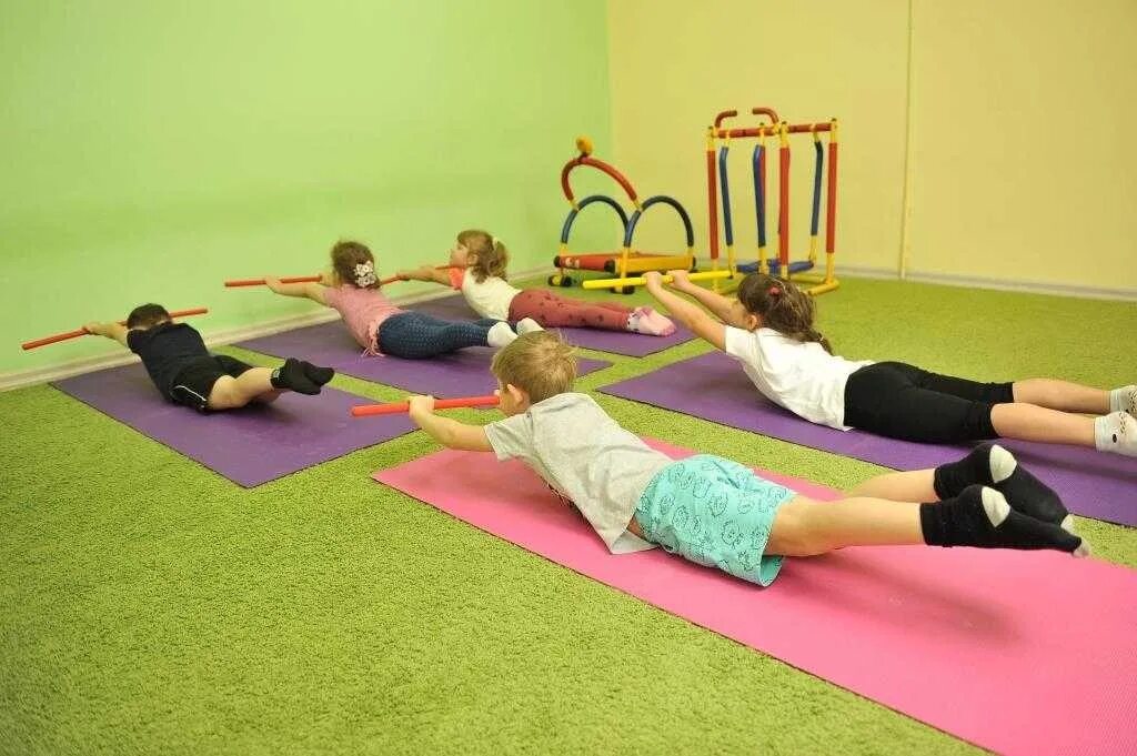Гимнастика спины ребенку. Занятия по ЛФК. Оздоровительная физкультура для детей. Лечебная гимнастика для детей. Упражнения лечебной физкультуры для детей.