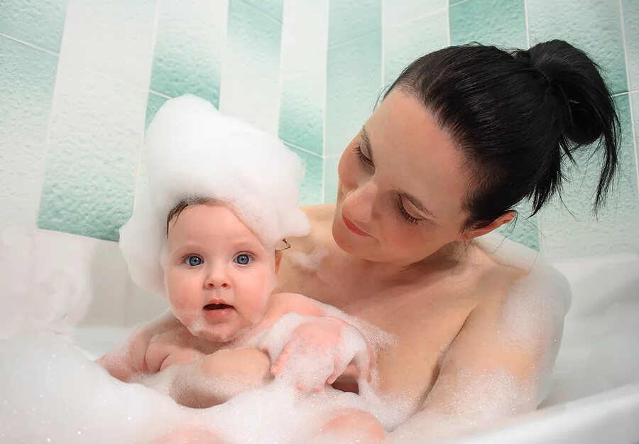 Дочка после душа. Совместное купание. Мама и малыш в ванной. Совместное купание с мамой в ванной. Купаются в ванне.