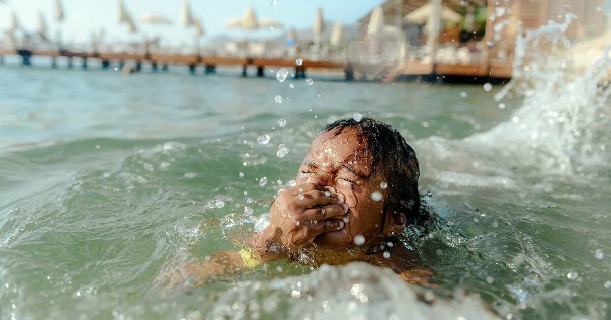 Можно подавиться водой. Человек захлебнулся водой. девочка тонет в бассейне.