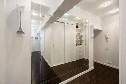 Большая стена в коридоре
