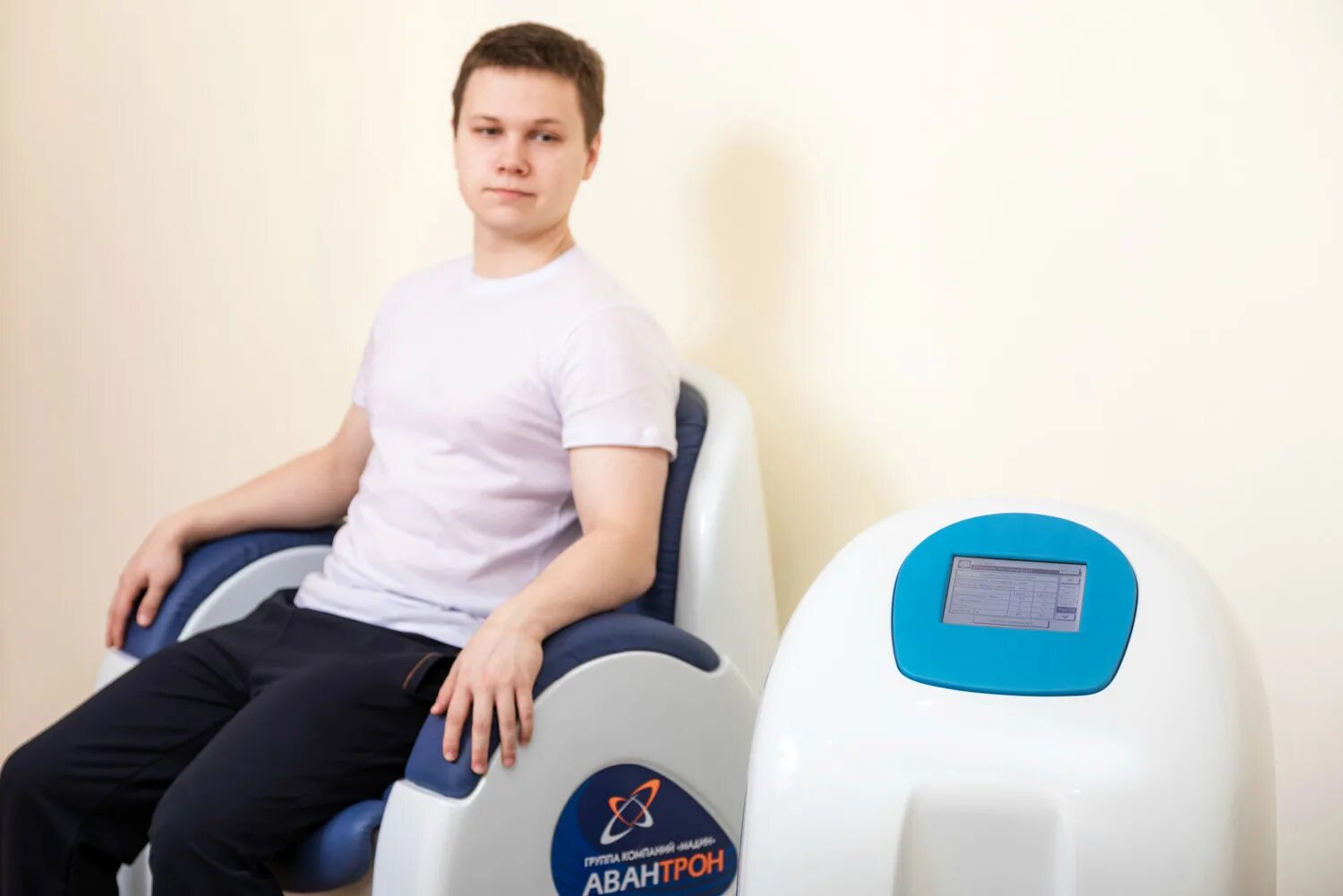 Лечение авантрон. Лечение авантрон. Кресло для магнитной стимуляции авантрон. Кресло для магнитной стимуляции авантрон. Экстракорпоральная магнитная стимуляция «авантрон».