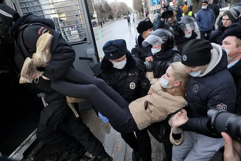 Митинг девушек. Задержание на митинге в Москве. Задержание на митинге Навального. Протесты Навального аресты.