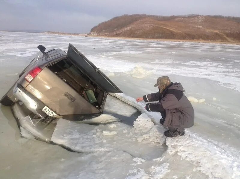 Ловля машин. Машины на льду на зимней рыбалке. Машина во льду. Машина тонет на льду. Машина лодка для зимней рыбалки.