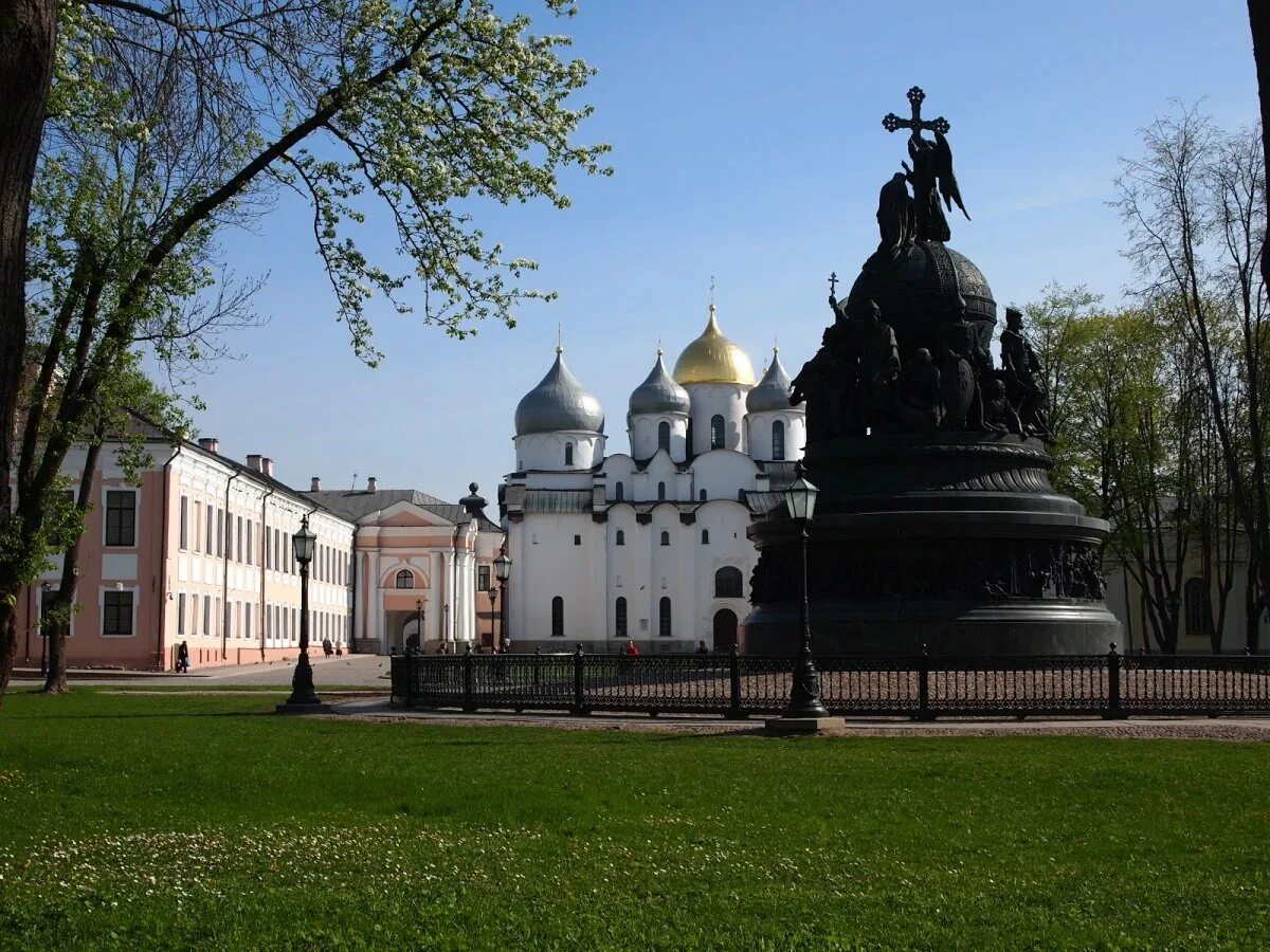 Сколько живет в новгороде. Великий Новгород достромичательности. Великий Новгород центр города. Великий Новгород Великий Новгород. Великий Новгород достопримечат.