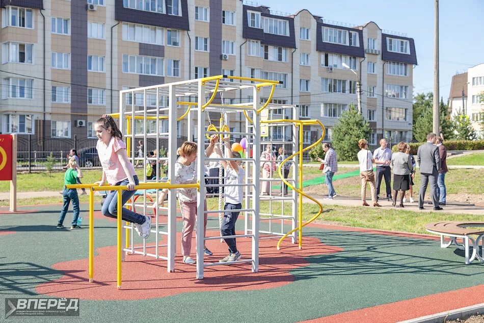 спортивная площадка на улице турник брусья. детская площадка во дворе дома. площадка номер 4. площадка номер 4. братеево спортивные площадки.