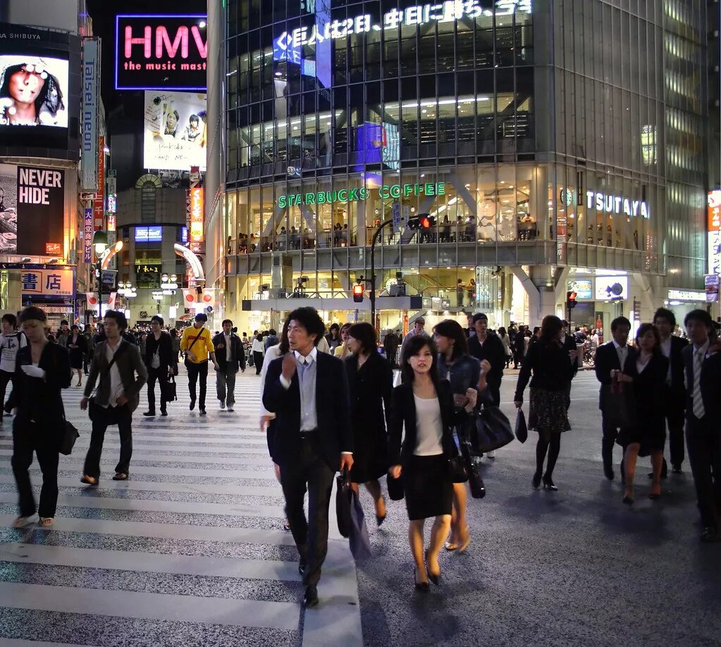 Lagerfeld tokyo shibuya. Токио перекресток Сибуя. Шибуя Япония. Шибуя Токио Токийские Мстители. Япония Сибуя.