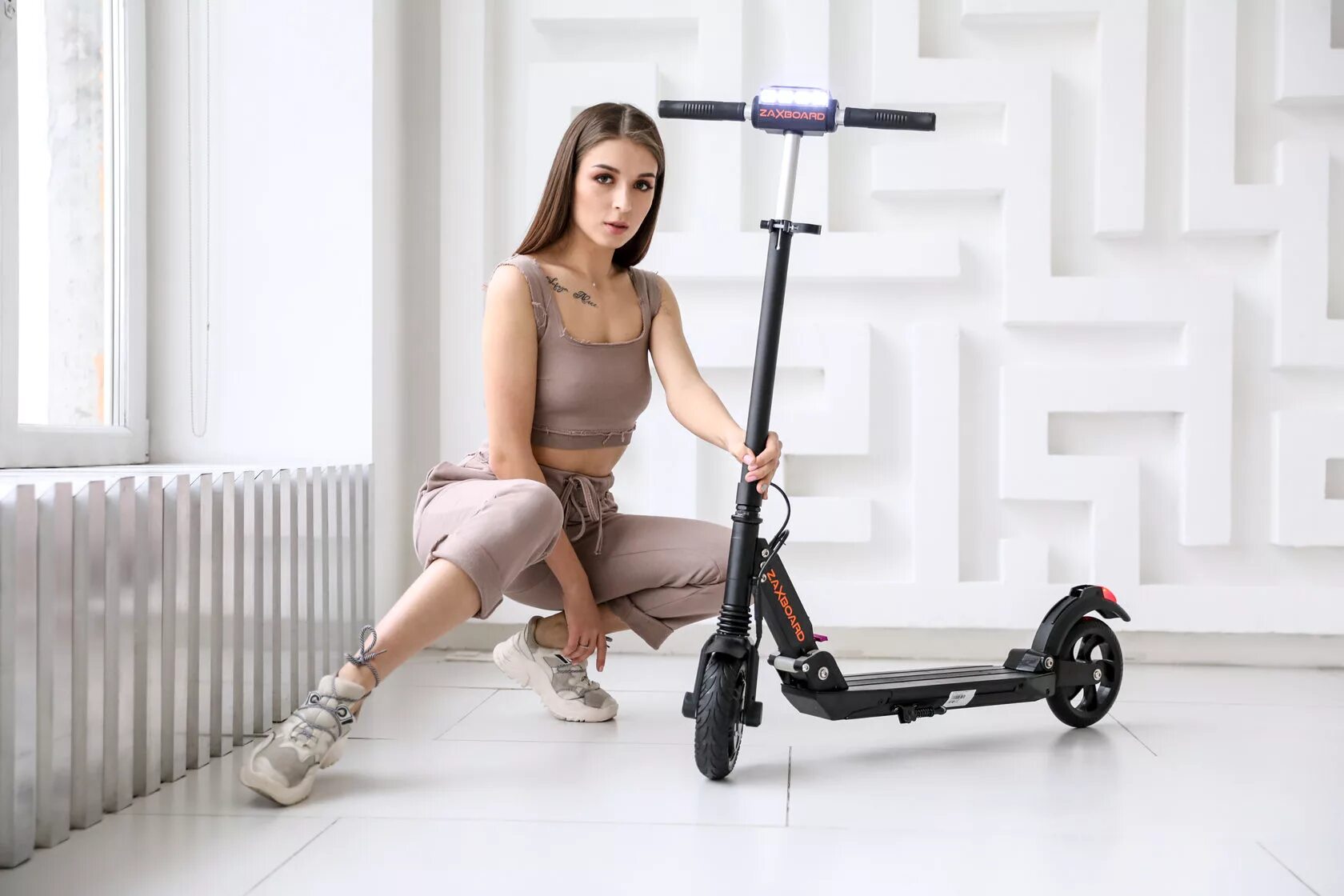 Acer scooter series 3. Электросамокат Zaxboard es-8i. Электросамокат Zaxboard es-10 Max. Электросамокат Kugoo s3 с девушкой. Самокат Zaxboard 8i.