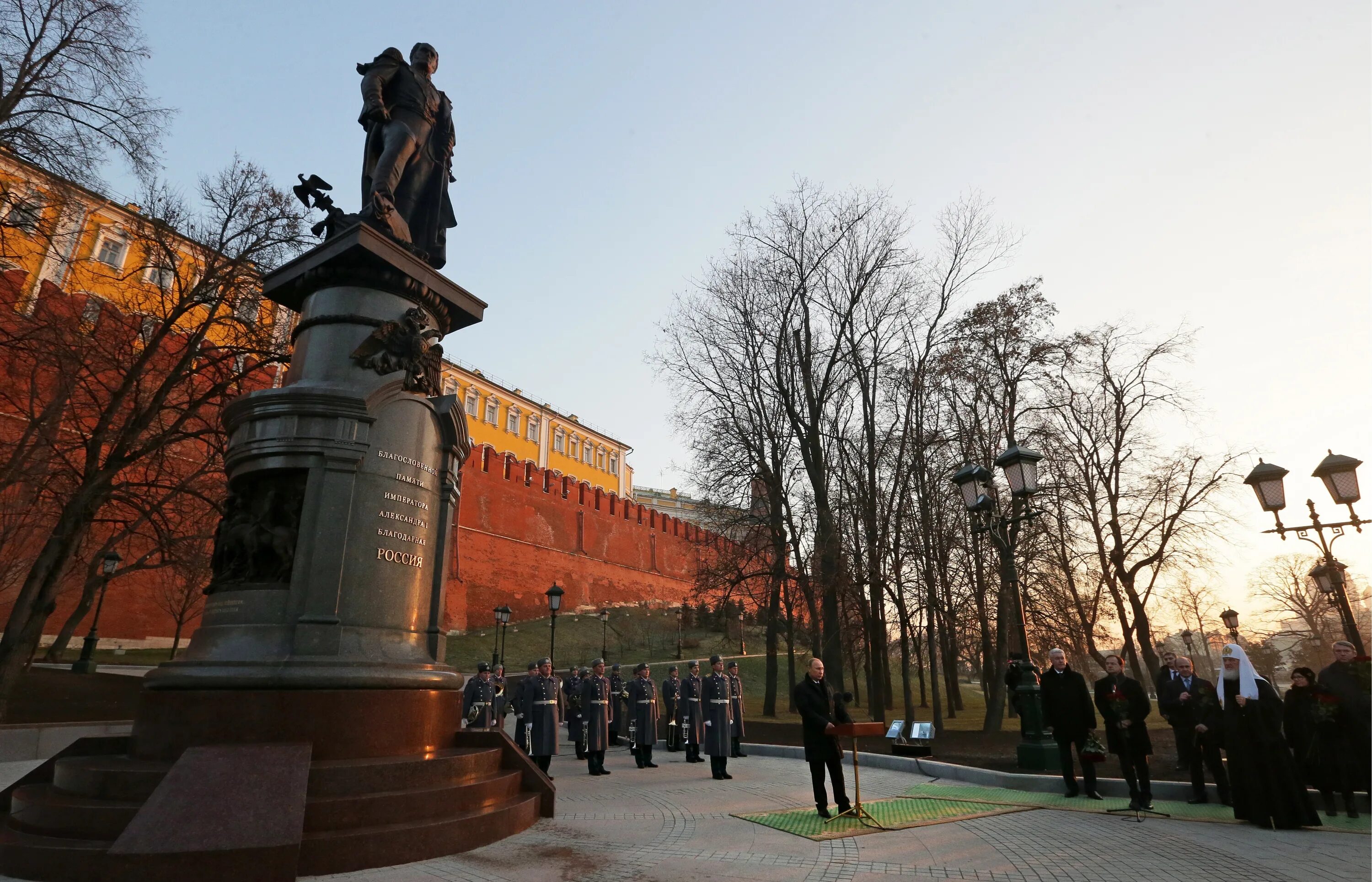 Памятник александру первому. Москва Александровский сад памятник императору Александру i. Памятник императору Александру 1 в Александровском саду. Памятник Александру 3 в Москве.