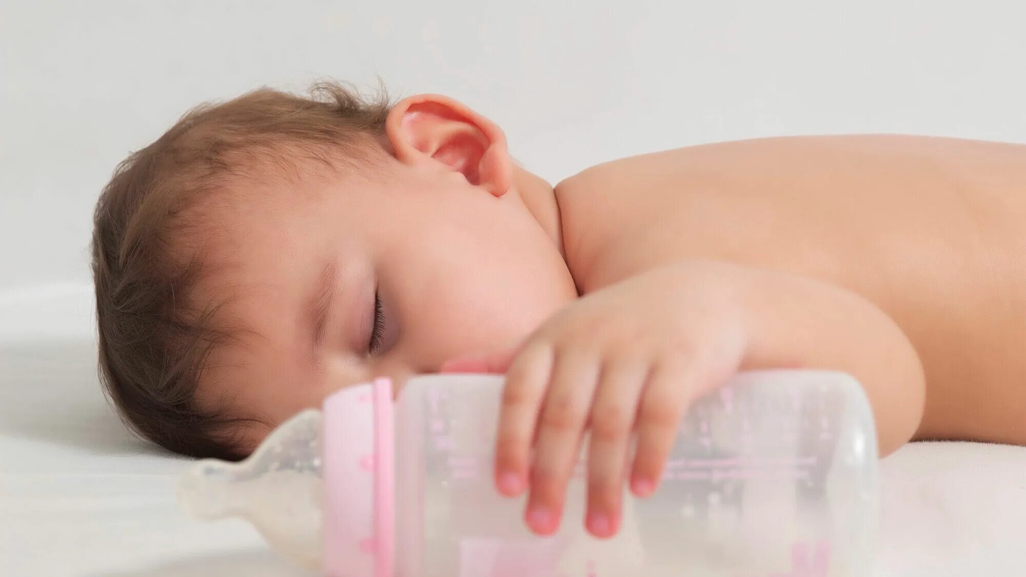6 месяцев часто просыпается ночью. Младенец с бутылочкой. Малыш плачет с бутылочки. Средства для засыпания грудного ребенка. Малыш пьет из бутылочки в кроватке.