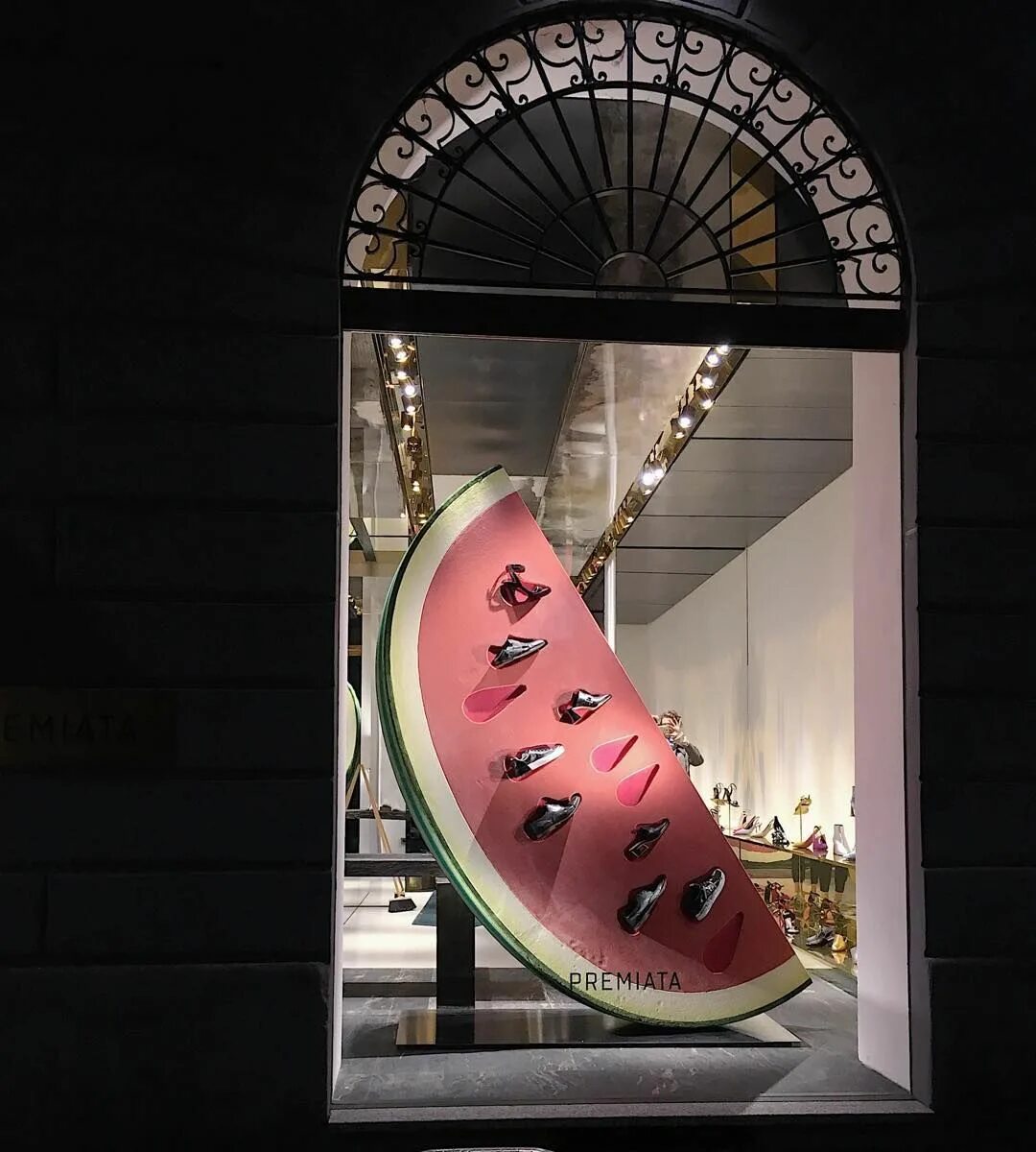 самый оригинальный магазин. интерьер кондитерской. современный книжный магазин. интерьер магазина. креативные витрины магазинов.