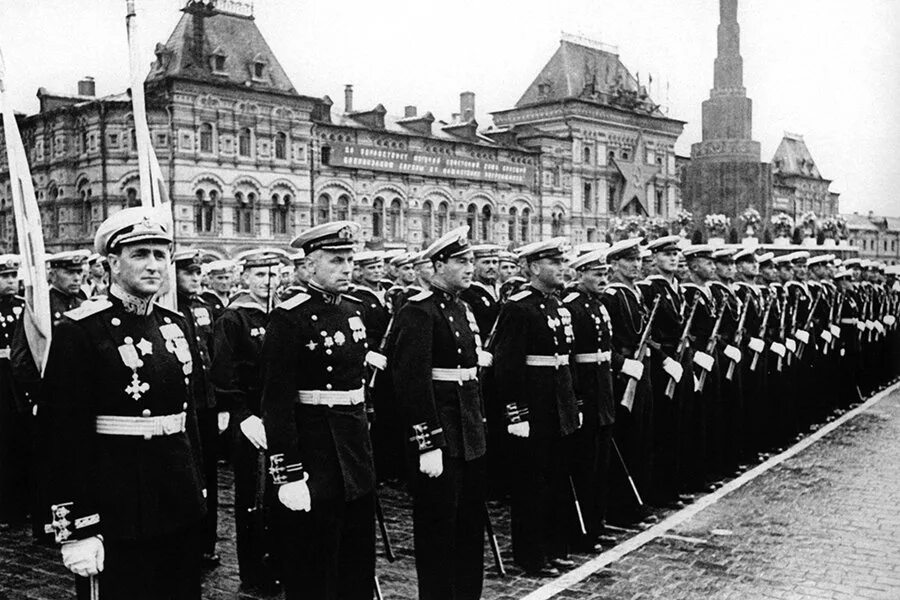 В каком году первый парад. Первый парад победы 24 июня 1945 года. парад победы на красной площади 1945. парад на красной площади 24 июня 1945 года. парад победы в москве 1945г.