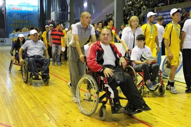 Люди прикованные к инвалидному креслу. Инвалиды караганда. Соревнования среди инвалидов караганда. Доступная среда p. Инвалиды караганда.