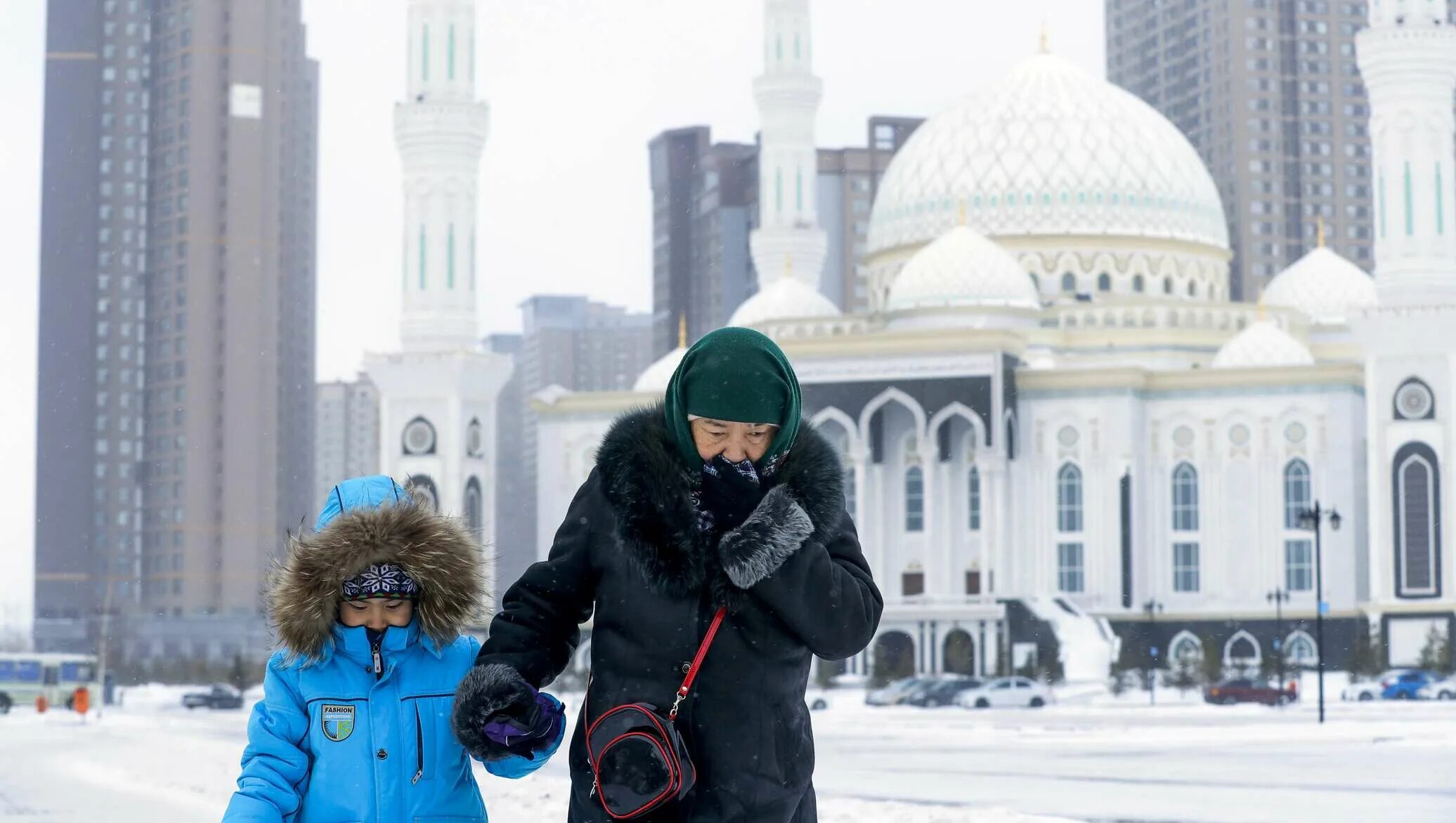 Выходные в астане. Астана и зима люди. Астана люди. Астана жители. Холод в Астане.