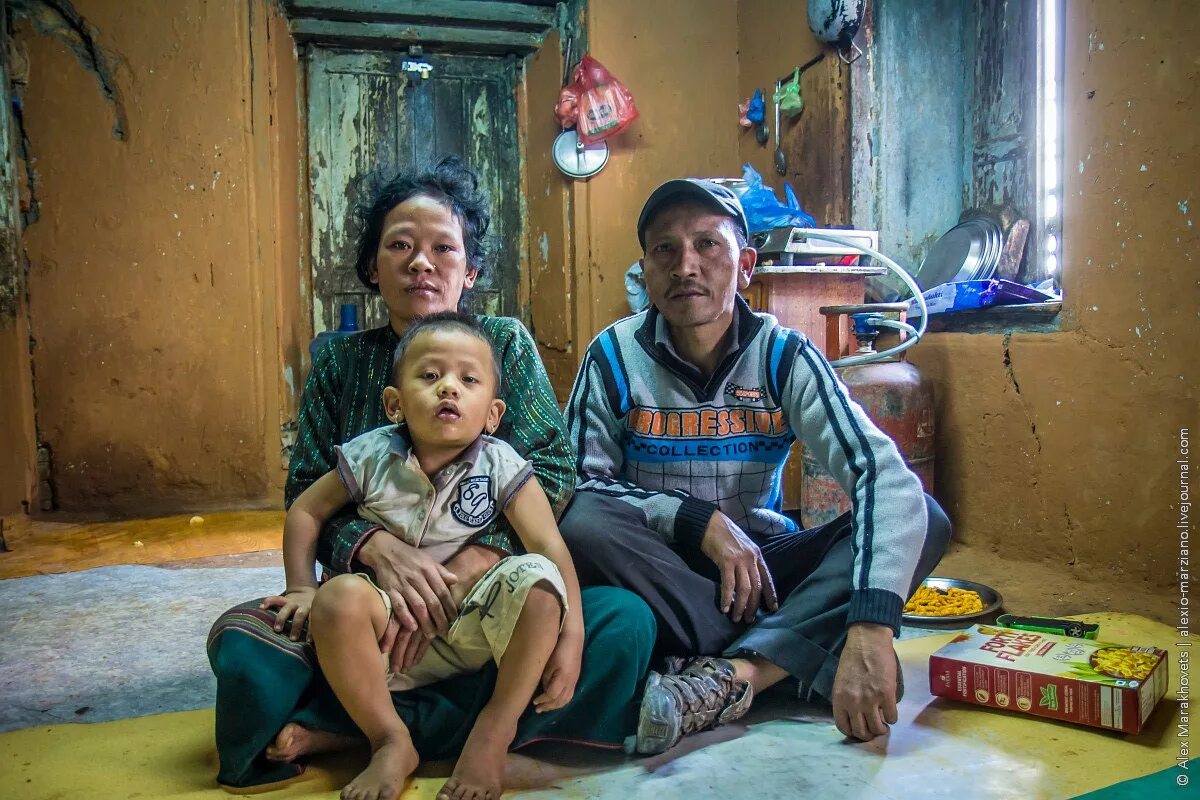 Дом бедной семьи. Бедная семья в Казахстане. Нищие казахи. Бедные семьи Кыргызстан. Казахстан нищета.