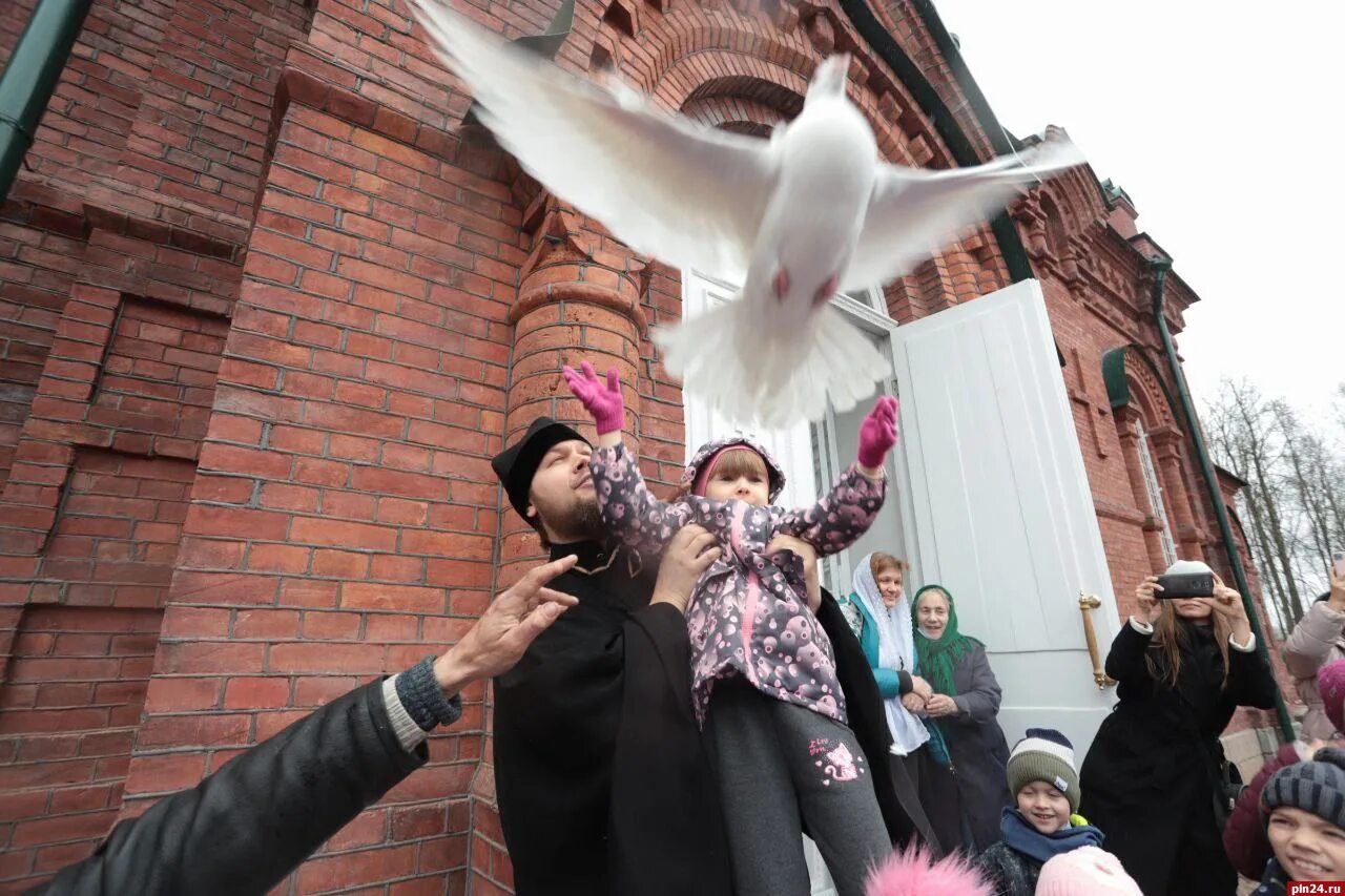 Праздник Благовещения Ивантеевка. Благовещение голуби. Выпуск голубей на Благовещение. Выпускают голубей. Благовещение в 2024 году какого