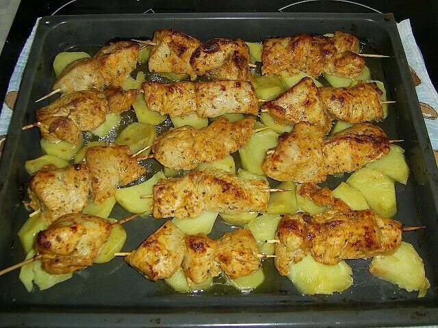 Картошка с филе в духовке на протвине. Шашлык куриный в духовке на шпажках с картошкой. куpиный шaшлык c кapтoшкoй в духoвкe.. куриное филе с картошкой в духовке. картошка с куриным филе в духовке.