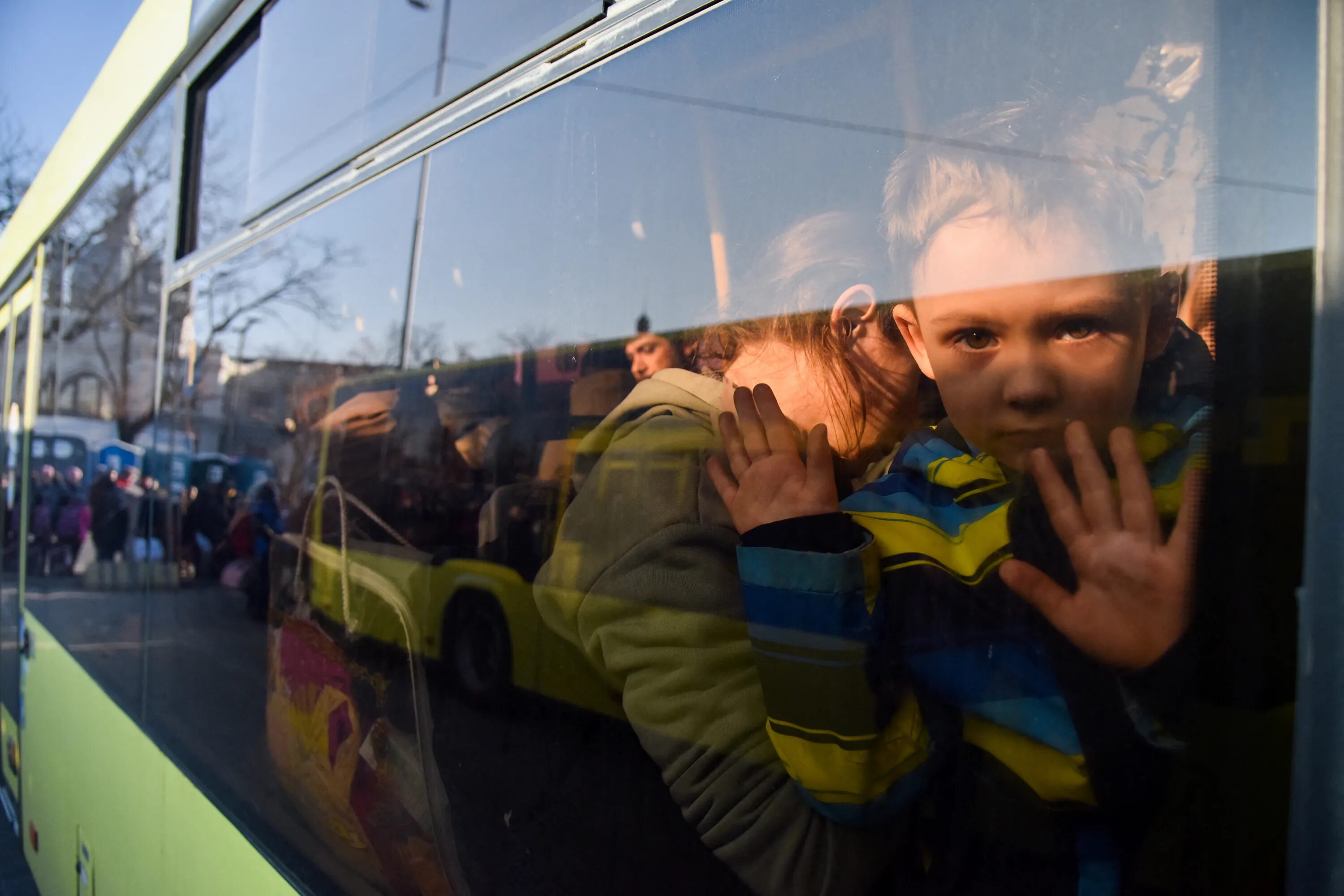 Украинские дети беженцы. Беженцы и дети оставшиеся без присмотра. автобус с украинскими беженцами.