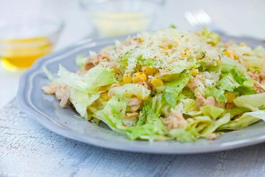 Салат с айсбергом и яйцом. Салат айсберг с тунцом консервированным. Салат с тунцом и зеленью. Салат с айсбергом и кедровыми орешками. Салат с тунцом подача.