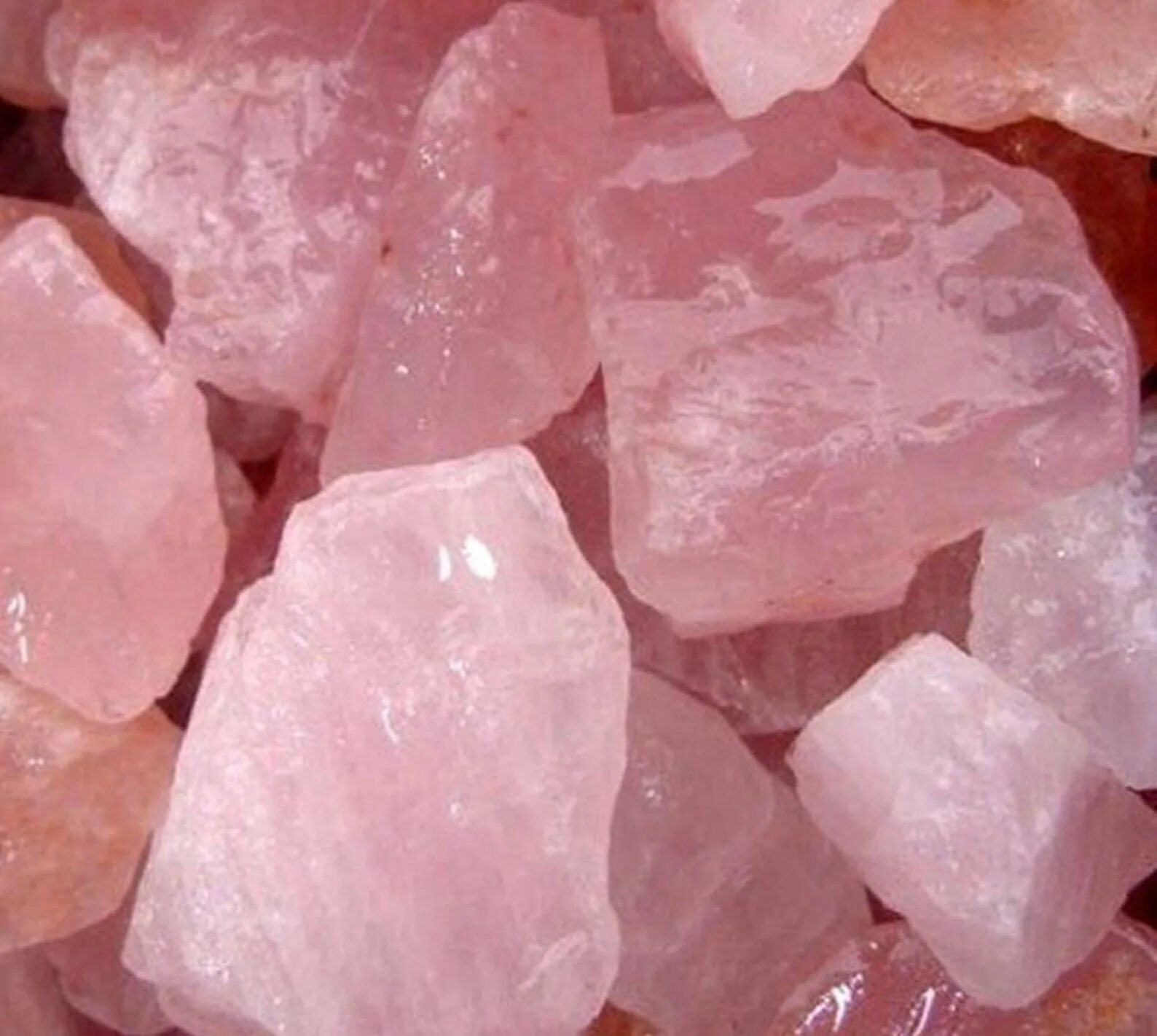 Pink stones. Розовый кварц минерал. САМОЦВЕТ розовый кварц. Розовый кварц Кристалл Эстетика. Кварц друза мадагаскарский розовый.