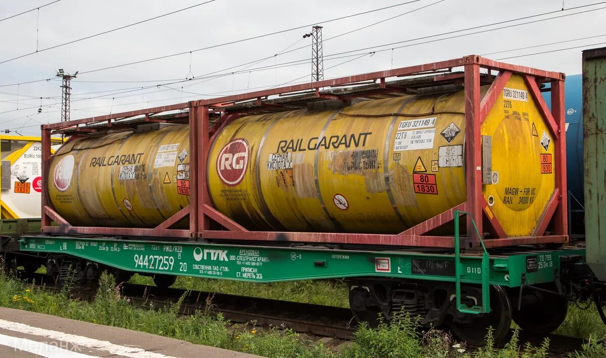 Цистерны платформы. Цистерна на платформе. 60 футовые фитинговые платформы. Танк контейнер на платформе. Piko вагон цистерна.