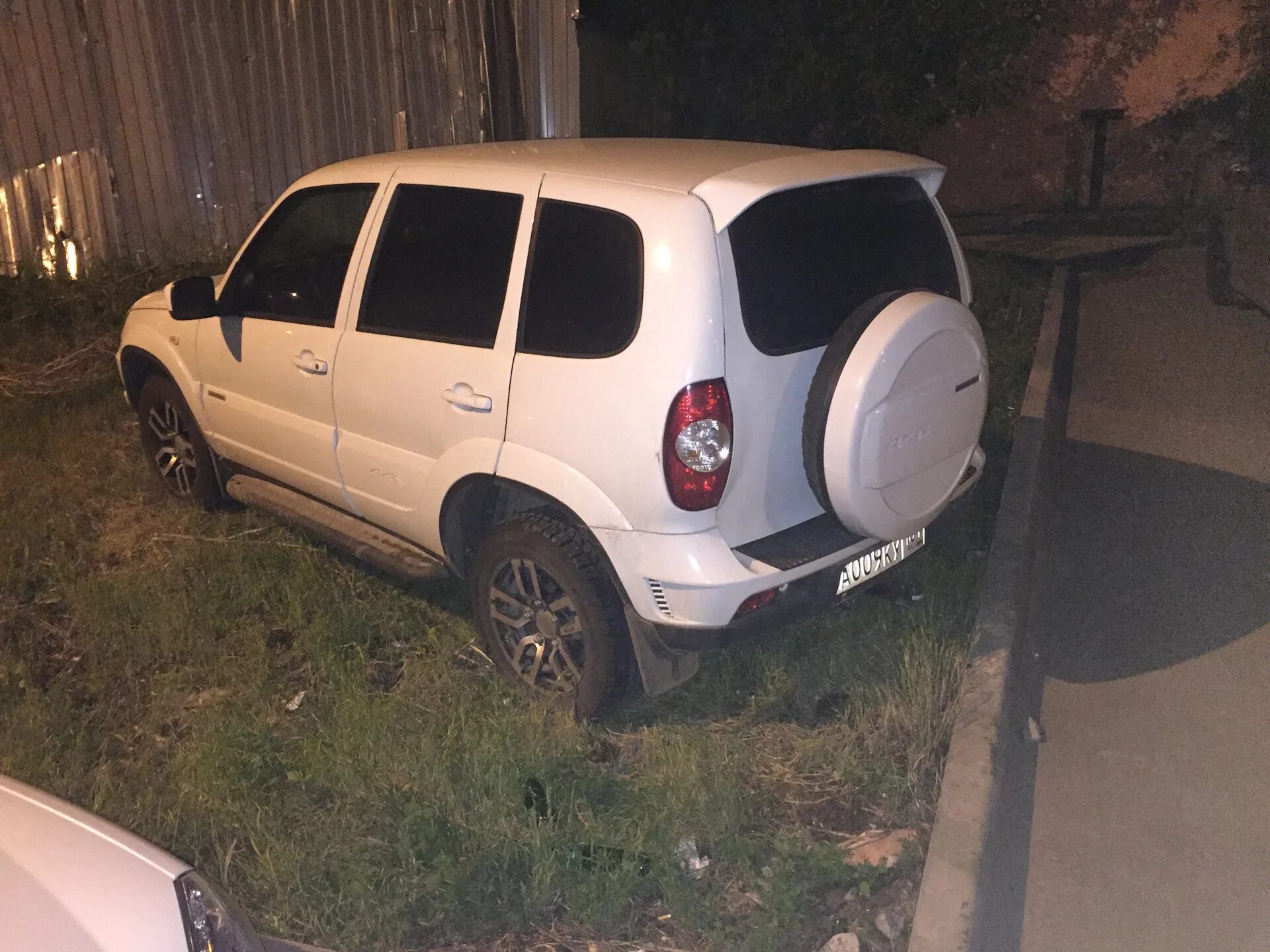 Спойлер 2123. Спойлер нива шевроле. Спойлер нива шевроле. Спойлер заднего стекла шевроле нива. Спойлер заднего стекла 2123 дельта.