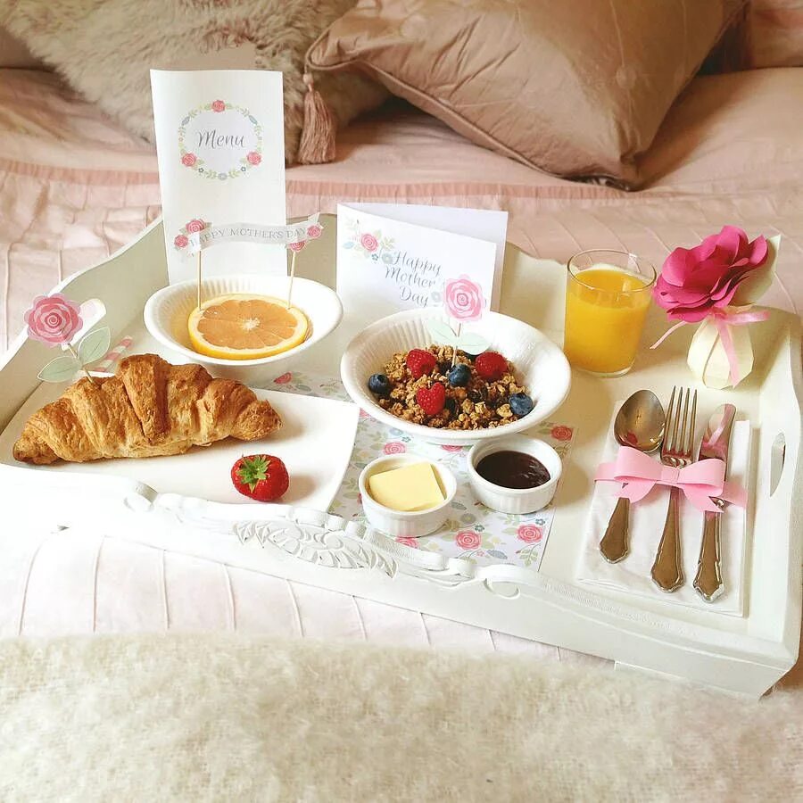 Утро именинницы. Праздничный завтрак. Романтический завтрак в постель. Завтрак в постель для мамы. Завтрак на день рождения.