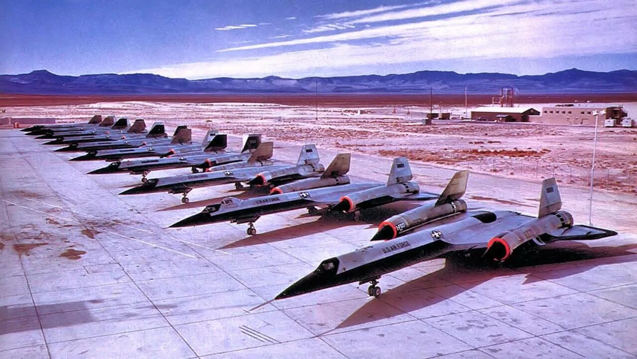 12 самолетов. Lockheed a-12. SR 71 самолет. SR 71 И A 12. Lockheed SR-71 Blackbird.