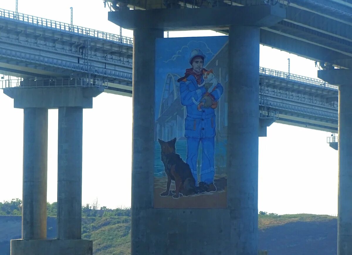 Под мостом. Крымский мост 2024. Арка Крымского моста вид с дороги. Мост с арками. Рыбалка в крыму 2024 год
