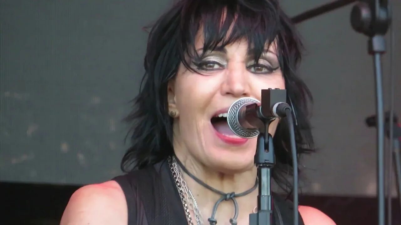 Joan jett i hate myself. Джоан Джетт i hate myself. Джоан Джетт i hate myself for loving you. Joan Jett i hate myself for loving you.