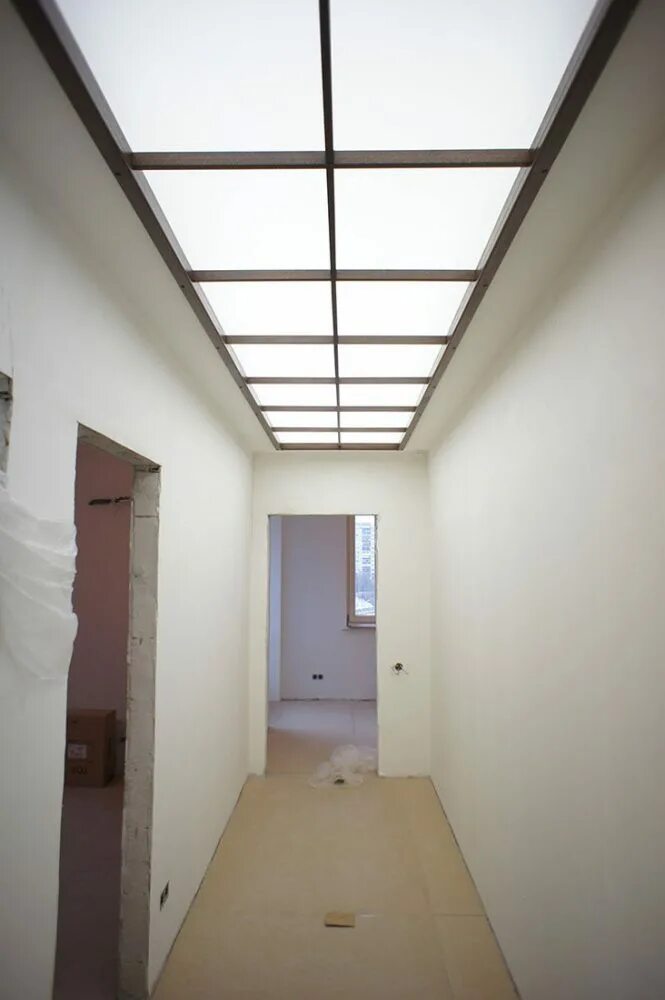 Светящийся подвесной потолок. Светящийся потолок в прихожей. Светящийся потолок в коридоре. Навесной потолок в прихожей.