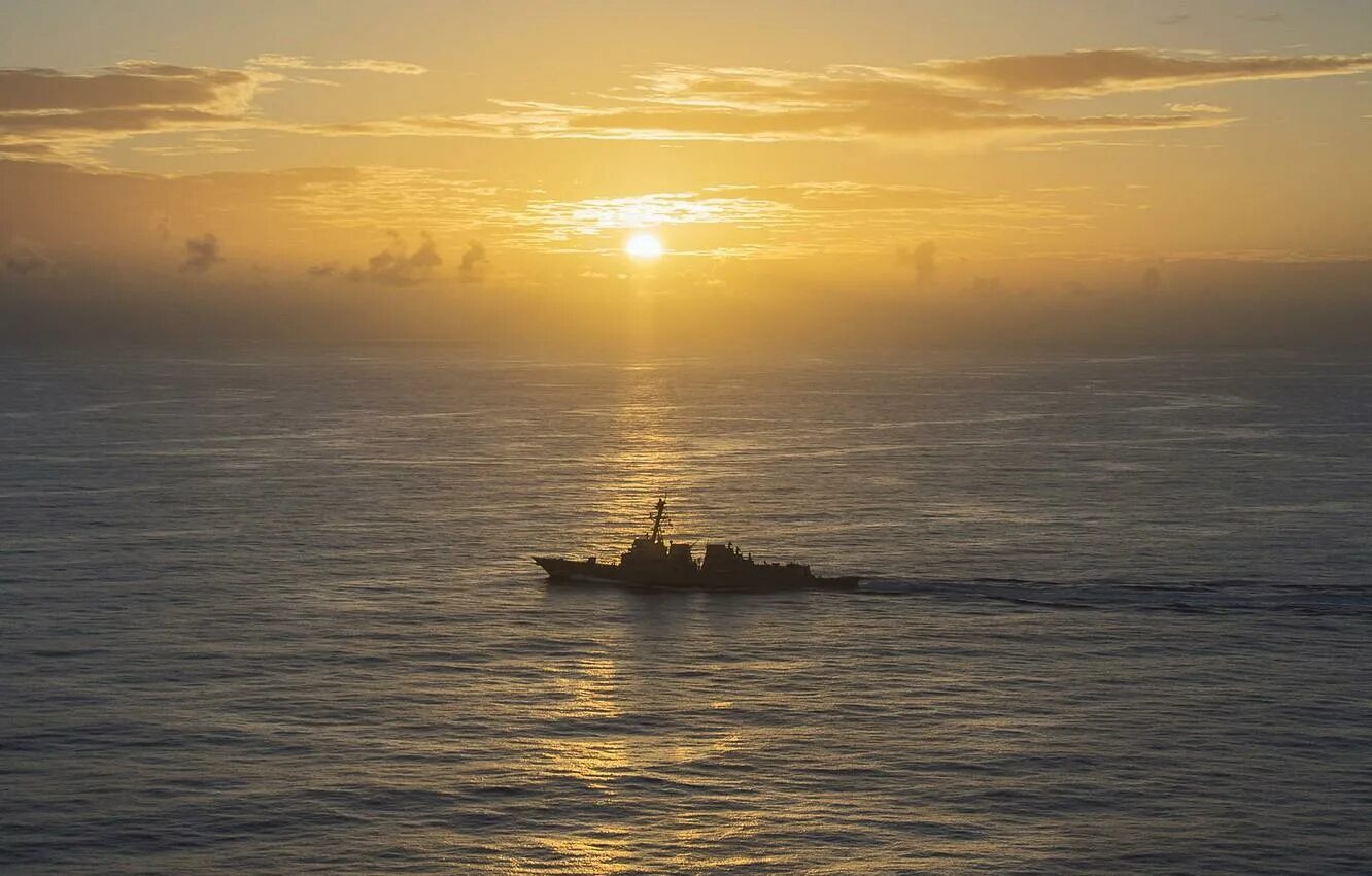 Корабль вдали. Эсминец Филиппинское море. Корабль на закате. Море корабль вдали.