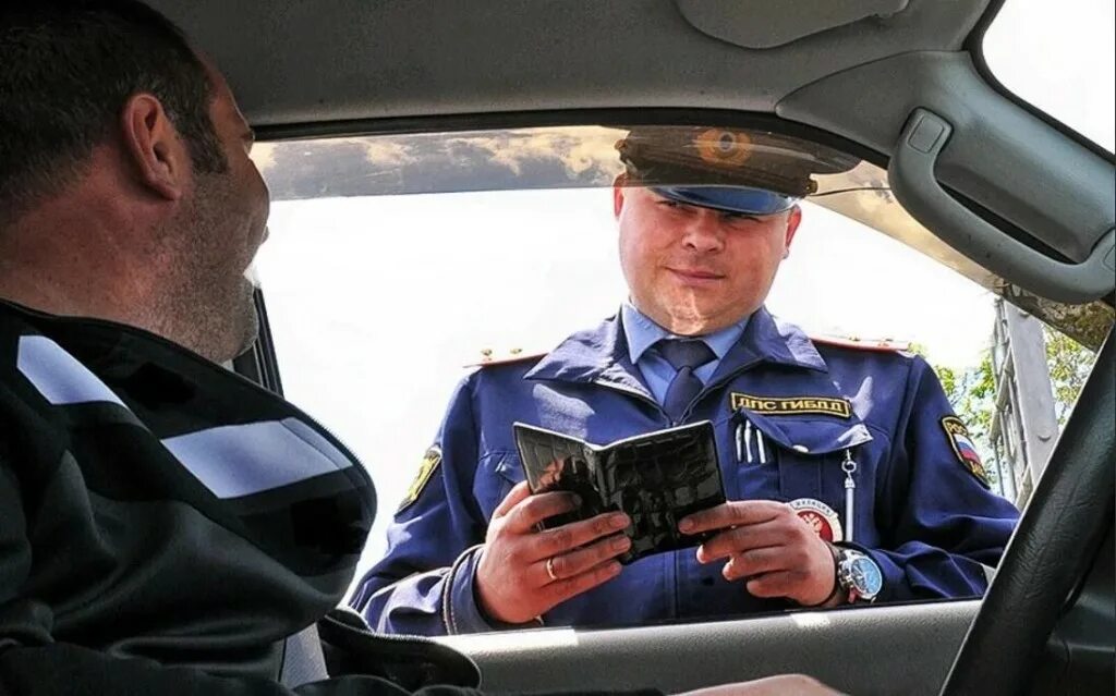 Инспектор дпс. Сотрудник гаи. Инспектор дпс. Проверка водителя авто. Проверка водителя авто.
