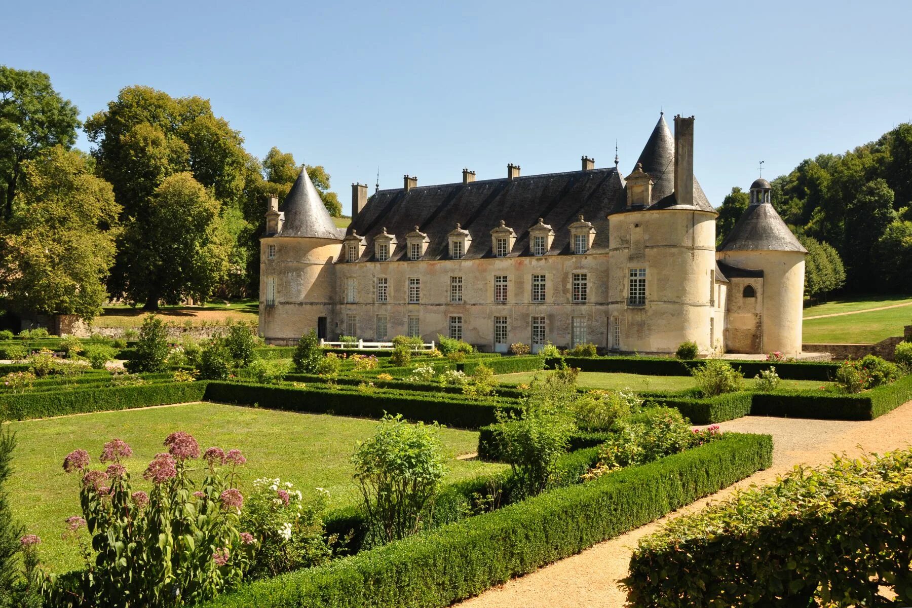 Шато девуз франция. Замок Фейрак Франция. Шато Босежур замок во Франции. Замок де Байоль Франция. Замок Бюсси-Рабютен.